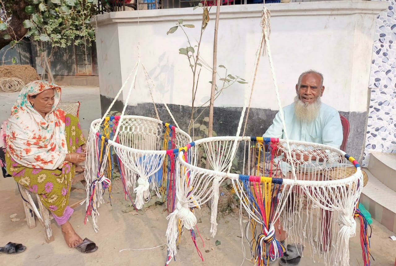রঙিন সুতায় বোনা স্বপ্ন, ঘুরছে জীবনের চাকা : মুরাদনগরে কুটির শিল্পে বিপ্লব