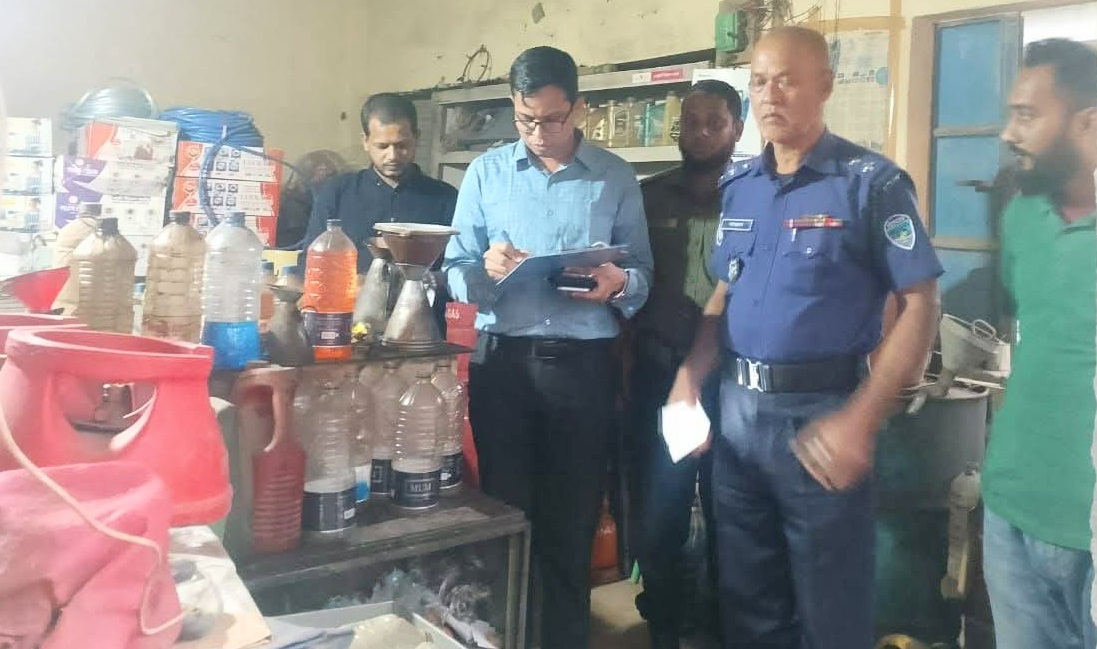 লাইসেন্সবিহীন পেট্রোল বিক্রি, মোবাইল কোর্টে ৫ ব্যবসায়ীকে জরিমানা
