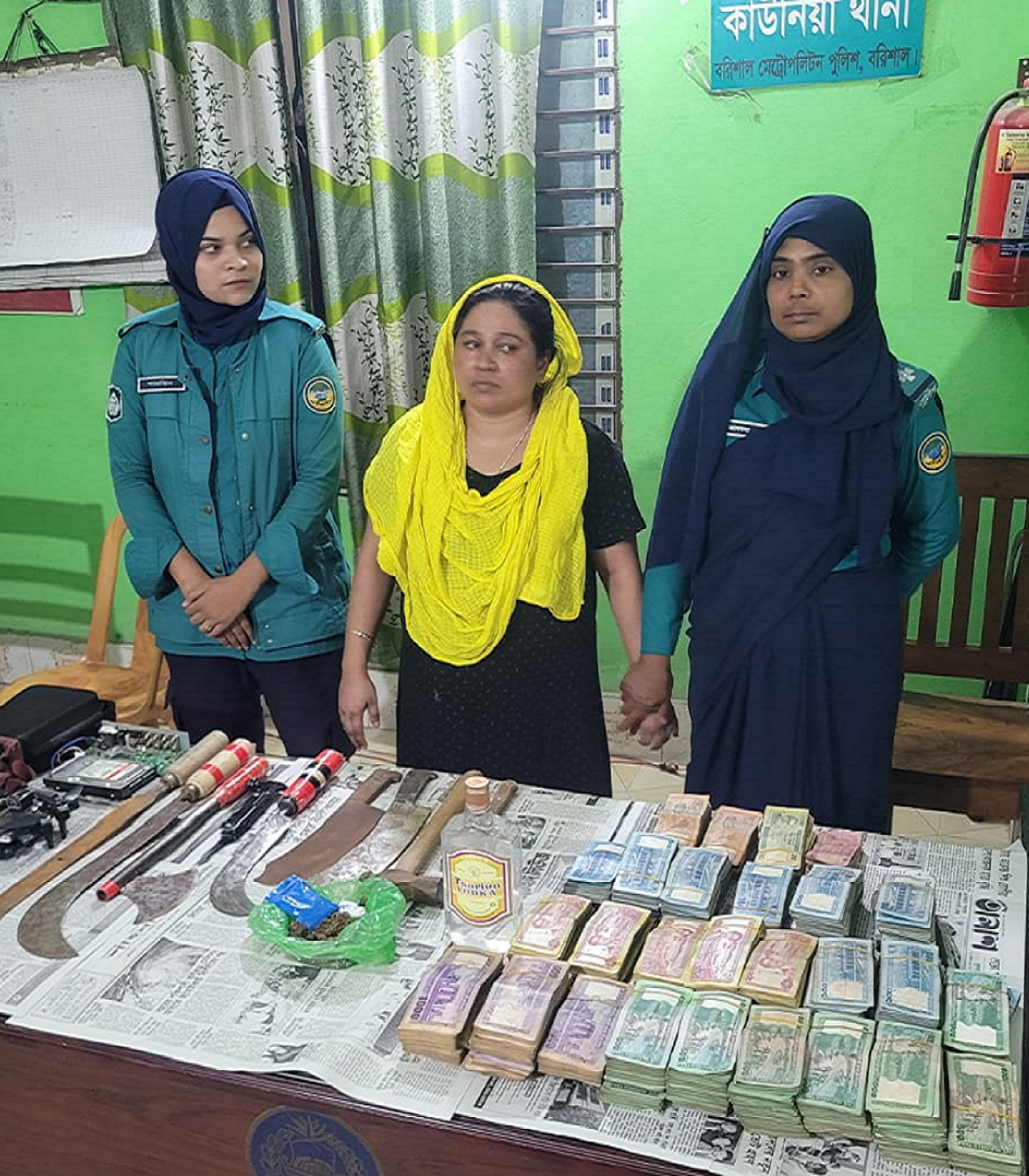 নগদ ২০ লক্ষাধিক টাকা , দেশীয় অস্ত্র ও ১০২ পিস ইয়াবা মাদকসহ শিল্পী আক্তার আ/টক