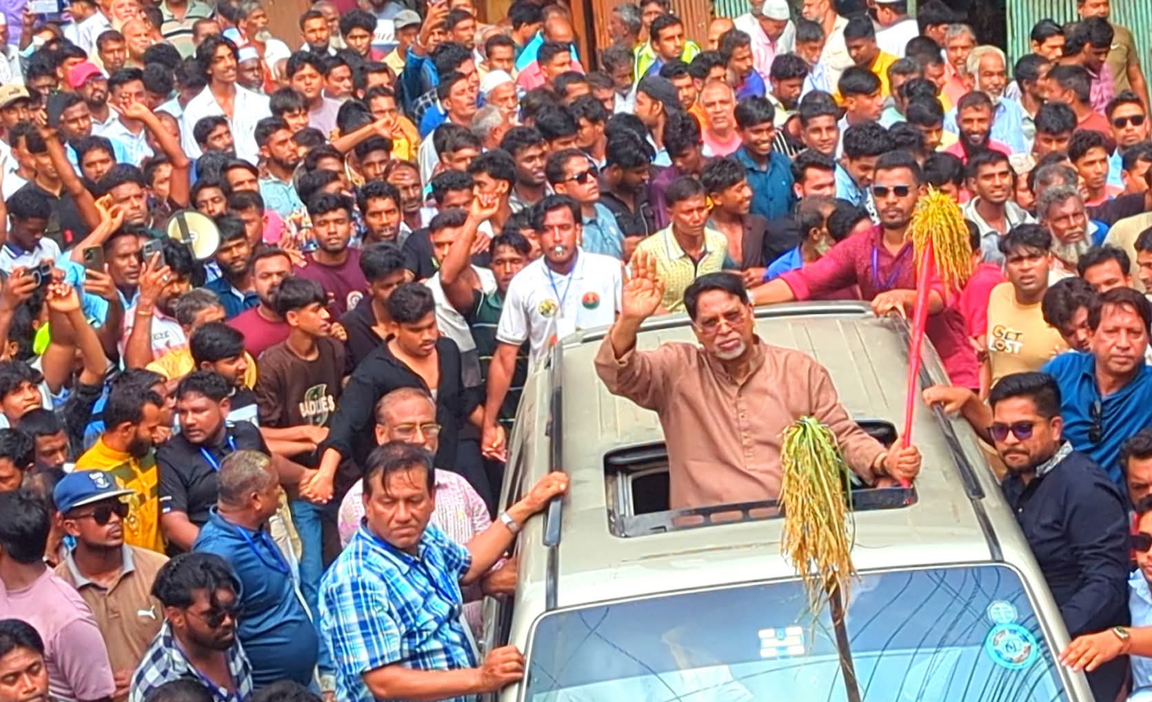 মনোনয়ন পাওয়ার পর নির্বাচনী এলাকায় গণসংযোগে ফখরুল ইসলাম