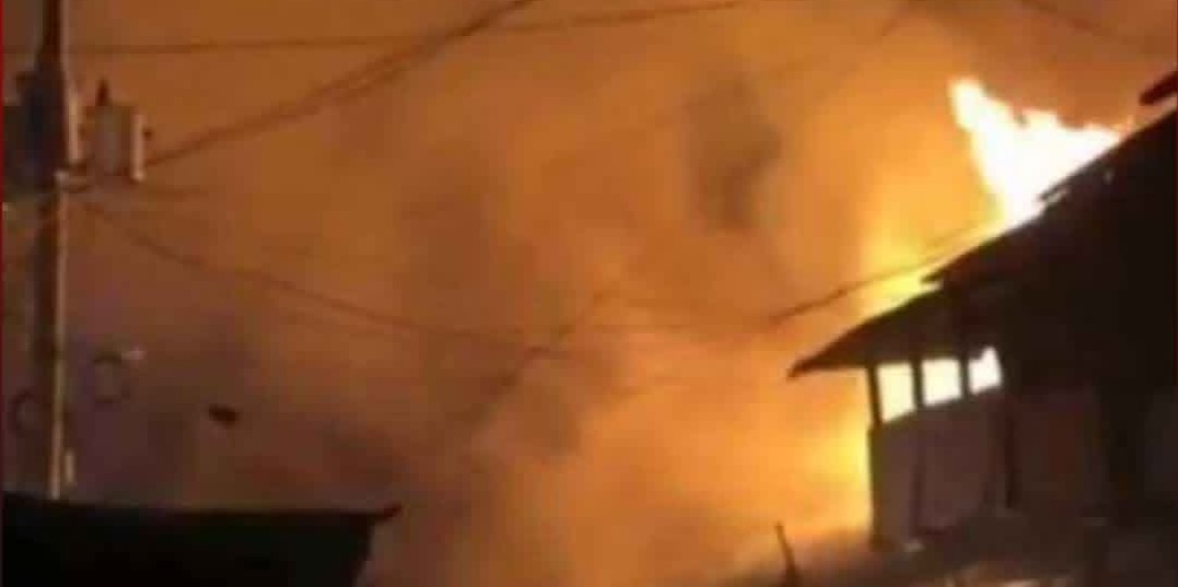 শটসার্কিটের আগুনে ছাই ১৫ দোকান, কান্নায় ভেঙে পড়েছেন ব্যবসায়ীরা