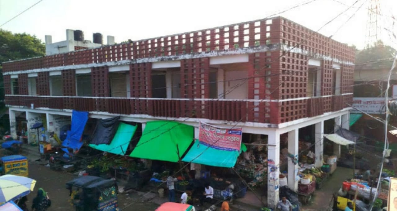 তালাবদ্ধ আধুনিক মার্কেট: আড়াই কোটি টাকার প্রকল্পে অব্যবস্থাপনা