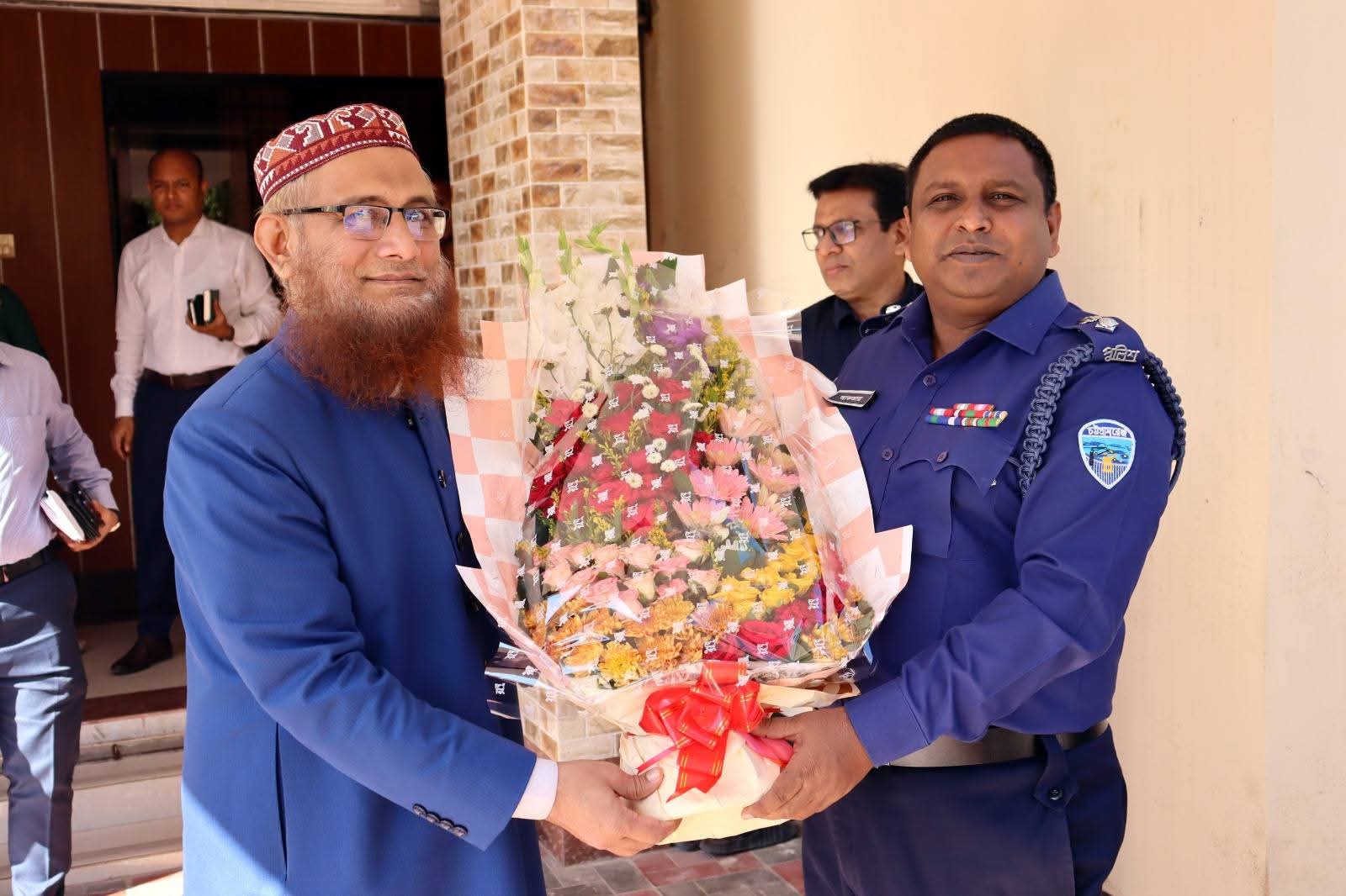 লক্ষ্মীপুরে ডিসি পদে যোগদান, পুলিশ সুপার ও জেলা প্রশাসকের সৌহার্দ্যপূর্ণ শুভেচ্ছা বিনিময়