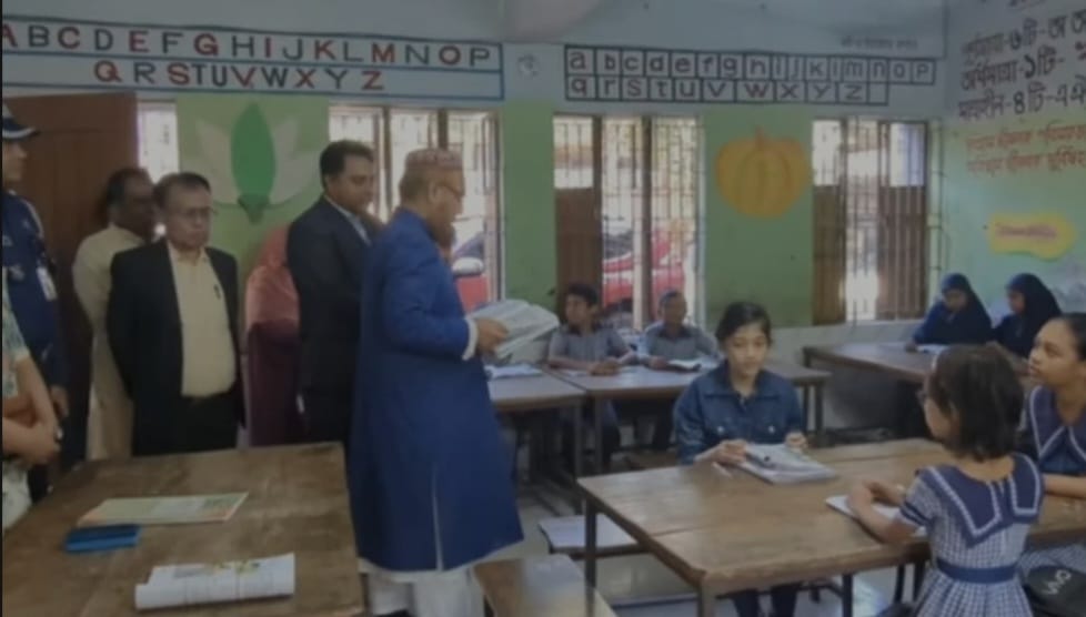 শ্রেণিকক্ষে শিশুদের সঙ্গে পাঠদান—রায়পুরে জেলা প্রশাসক এস এম মেহেদী হাসান
