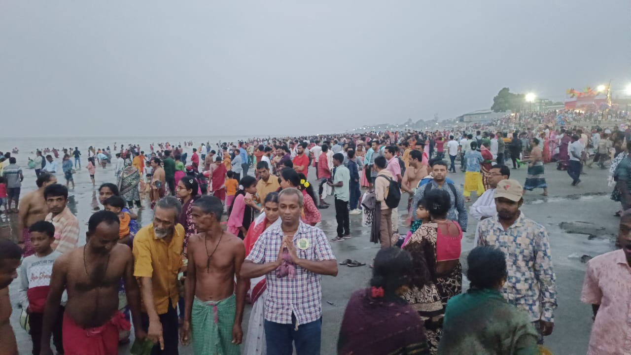 গঙ্গা স্নানের মধ্য দিয়ে কুয়াকাটায় রাস মেলা সম্পন্ন