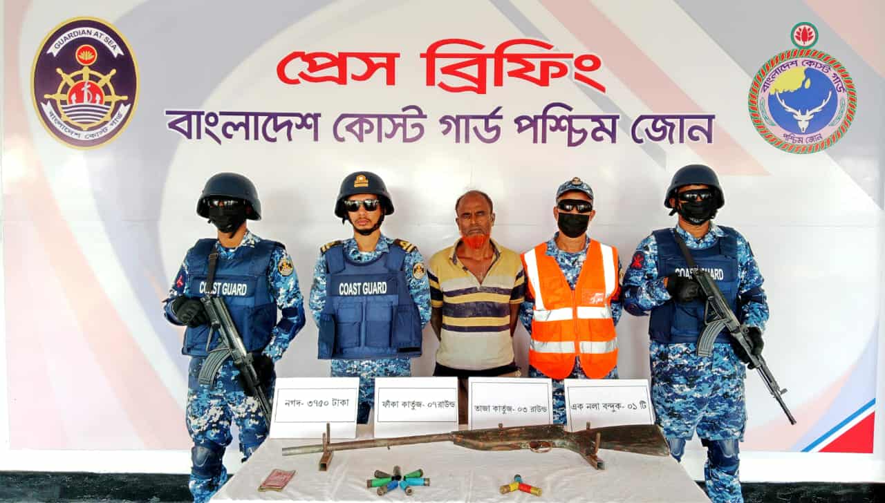 অস্ত্র গোলাবারুদসহ ডাকাত বাহিনীর সদস্যকে আটক করেছে কোস্ট গার্ড