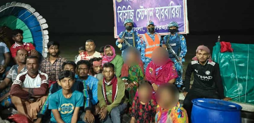 নদীতে ভাসমান ৪২ যাত্রীকে উদ্ধার করে নিরাপদে পৌঁছে দিলো কোস্ট গার্ড