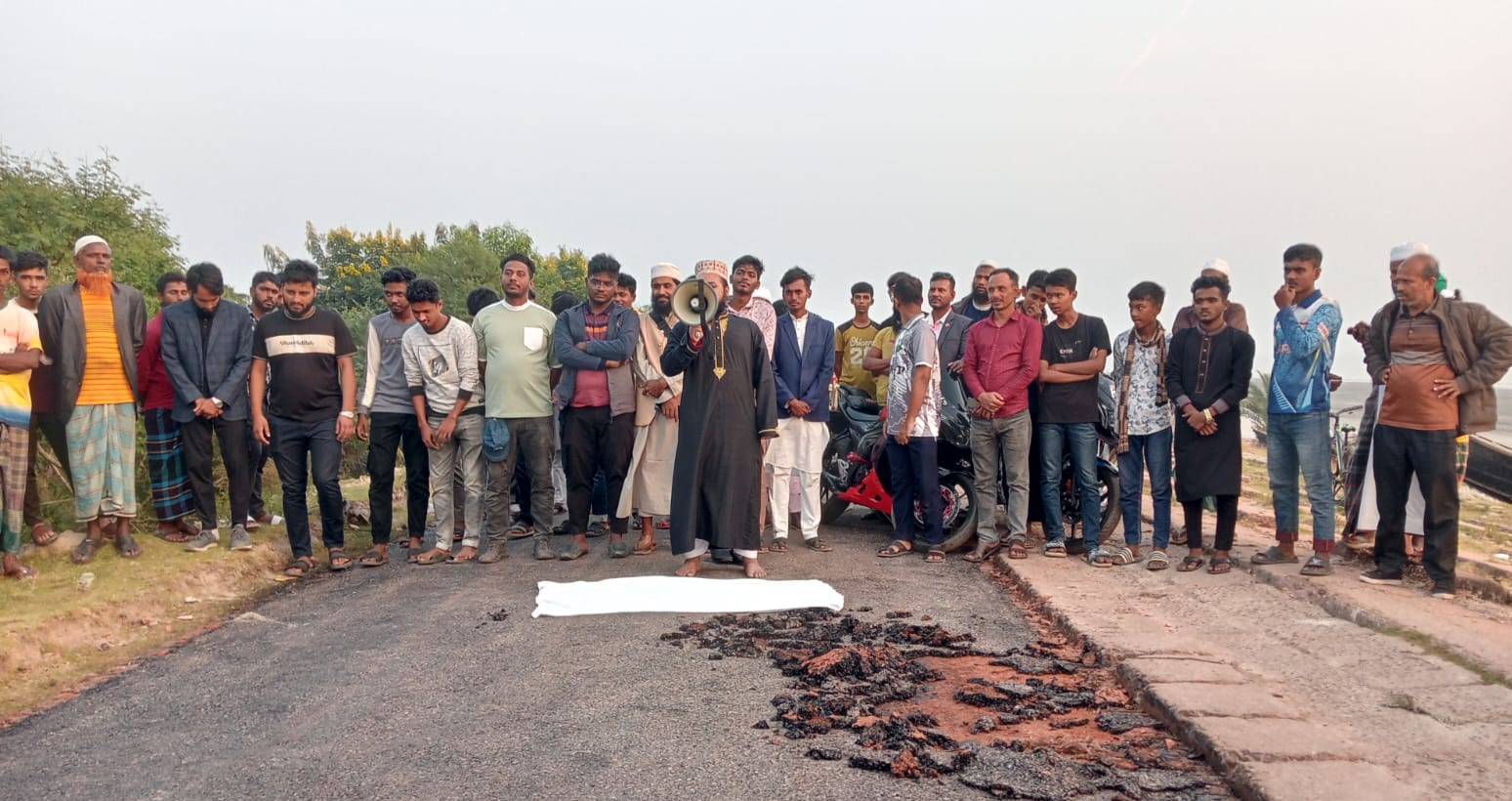 কুয়াকাটায় নিম্নমানের নির্মাণসামগ্রী ব্যবহারের প্রতিবাদে সড়কের ‘আত্মার মাগফেরাত কামনায়’ প্রতীকী জানাজা