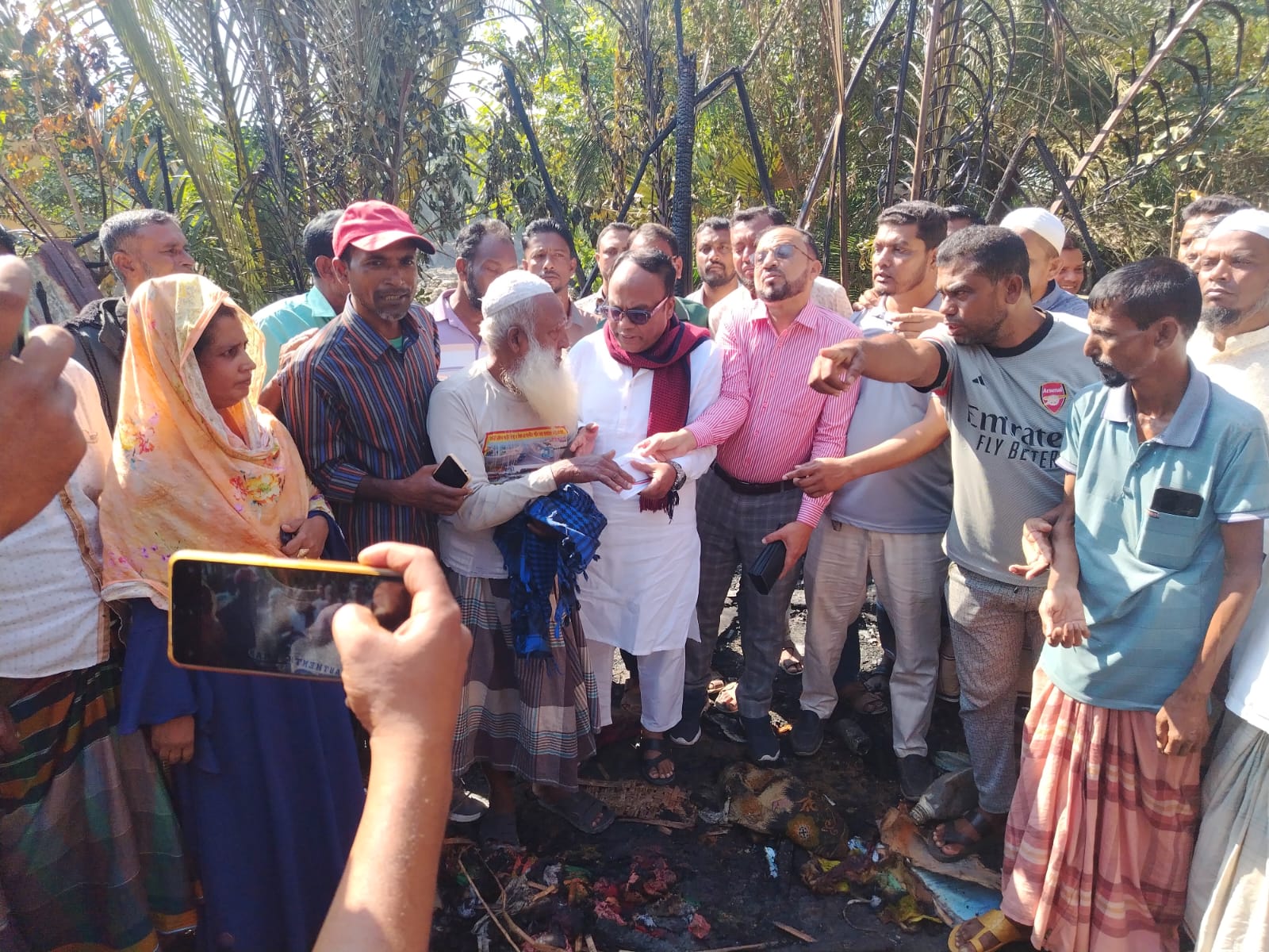 তারেক রহমানের নির্দেশে, মোংলা অগ্নিকাণ্ডে নিঃস্ব পরিবারের পাশে দাঁড়ান বিএনপির নেতা মোঃ জুলফিকার আলীর।