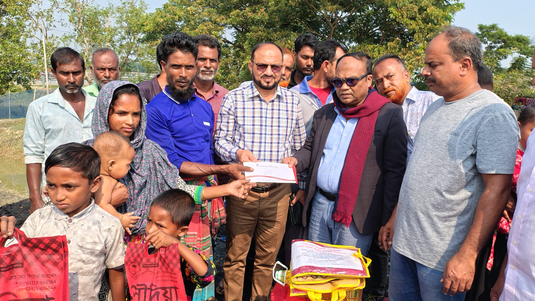 মোংলায় অগ্নিকাণ্ডে ক্ষতিগ্রস্তদের সহায়তা দিলেন তারেক রহমান