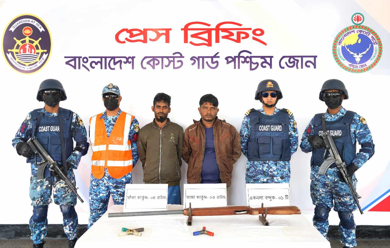 কোস্ট গার্ডের অভিযানে অস্ত্রসহ ও গোলাবারুদসহ করিম শরীফ বাহিনীর ২ সহযোগী আটক