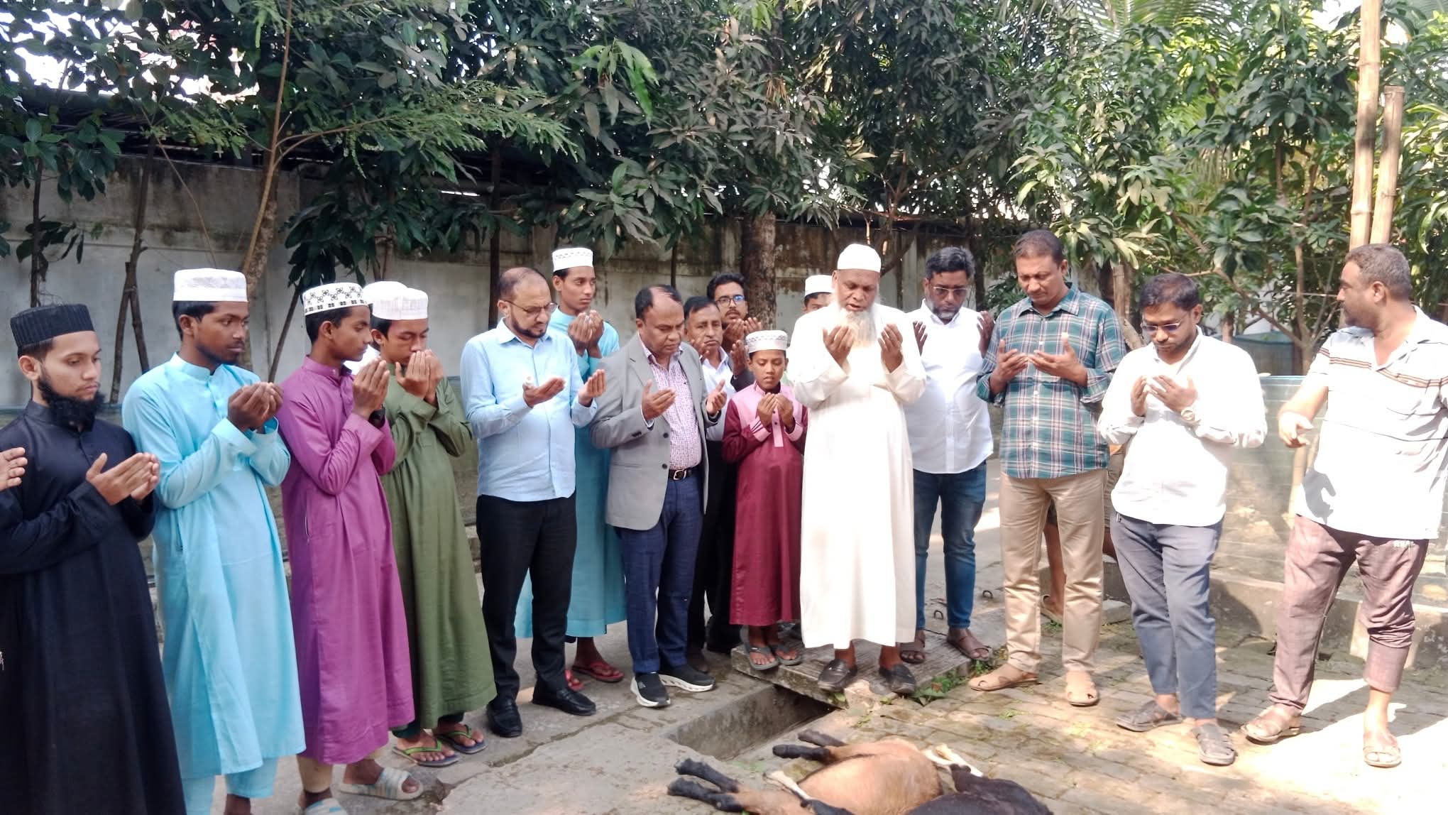 খালেদা জিয়ার সুস্থতা কামনায় মোংলায় বিএনপি নেতা জুলফিকার আলীর পশু সদগায় ও মাংস বিতরণ