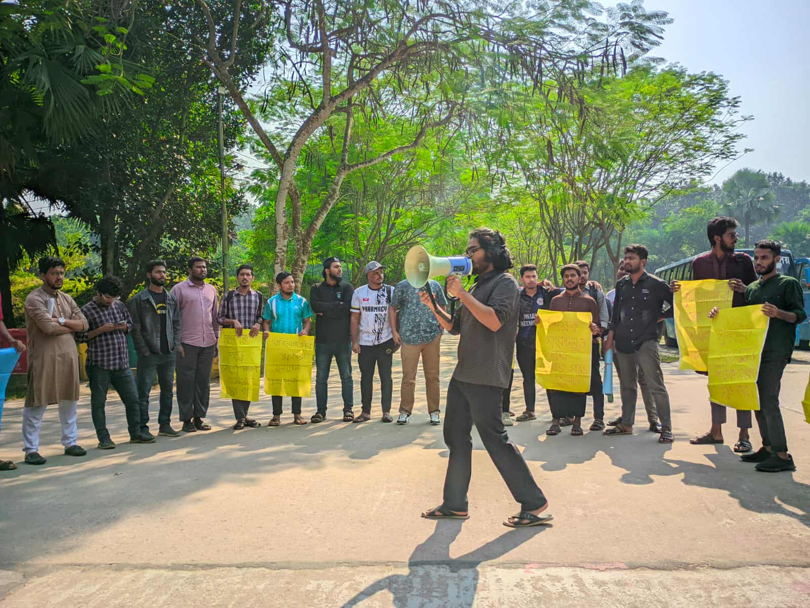 শিক্ষক নিয়োগে বাধার প্রতিবাদে কুবি শিক্ষার্থীদের মানববন্ধন