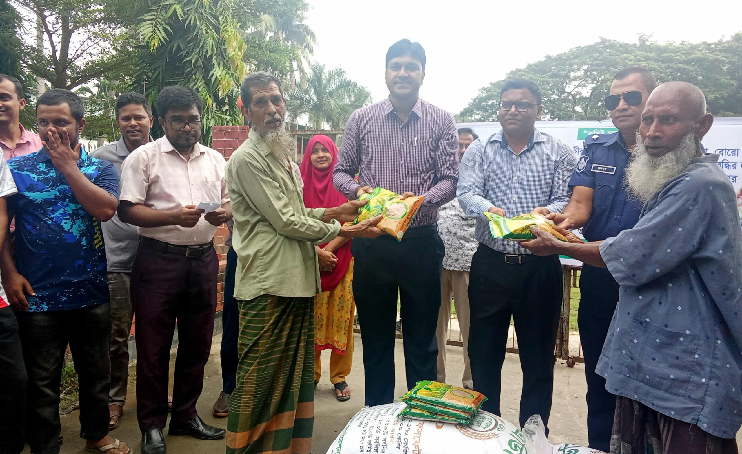 আত্রাইয়ে প্রান্তিক কৃষকদের মাঝে বিনামূল্যে সরিষা বীজ ও সার বিতরণ