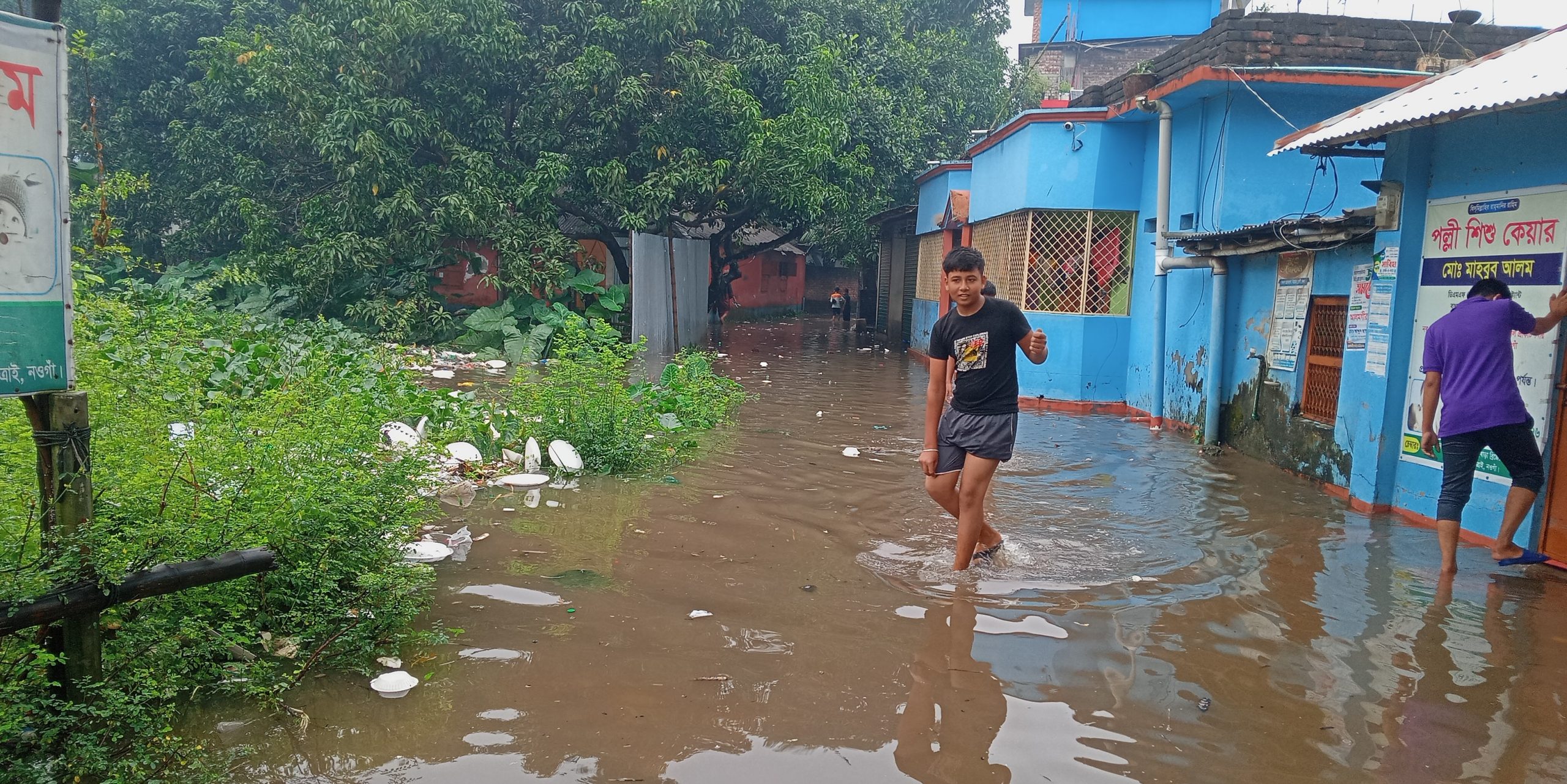 আত্রাইয়ের বান্দাইখাড়ায় টানা বৃষ্টিতে জলাবদ্ধতা: হাটু পর্যন্ত পানি,বিপাকে সাধারণ মানুষ
