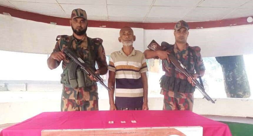 নওগাঁ সীমান্তে চোরাকারবারীসহ মাদকদ্রব্য আটক