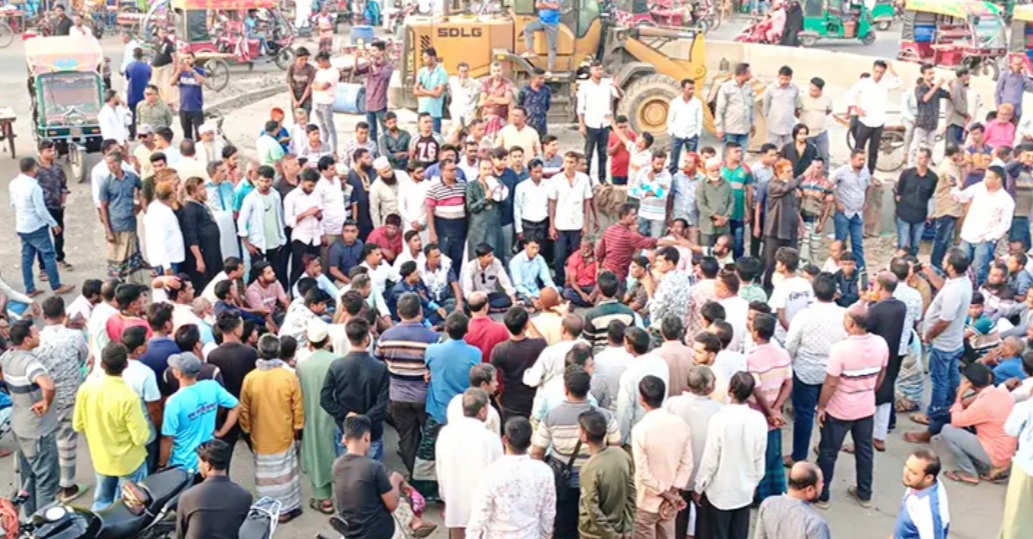 নওগাঁ-৪ আসনে বিএনপির মনোনয়ন পরিবর্তনের দাবিতে সড়ক অবরোধ-বিক্ষোভ