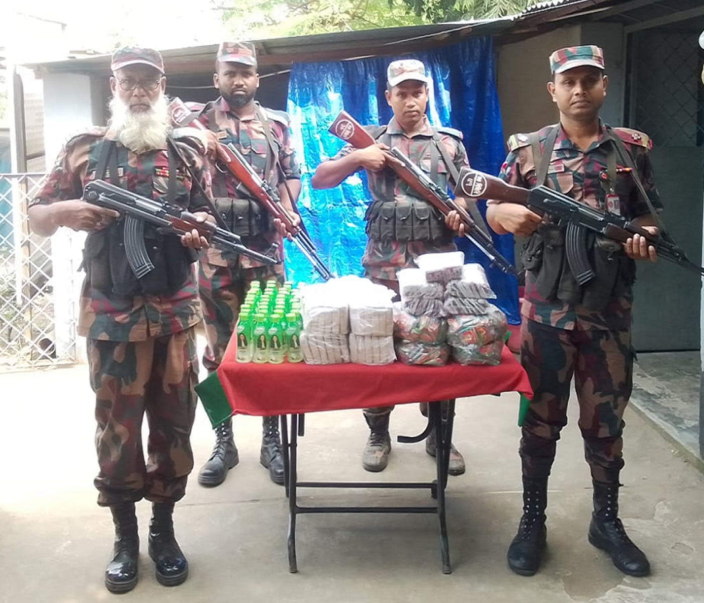 সাতক্ষীরা ও কলারোয়া সীমান্তে মদসহ প্রায় তেরো লক্ষ টাকার ভারতীয় মালামাল জব্দ