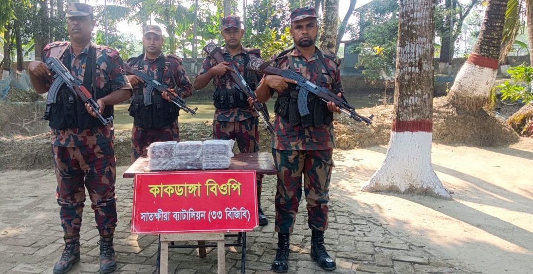 সাতক্ষীরা ও কলারোয়া সীমান্তে সাড়ে নয় লক্ষ টাকার ভারতীয় মালামাল জব্দ করেছে বিজিবি