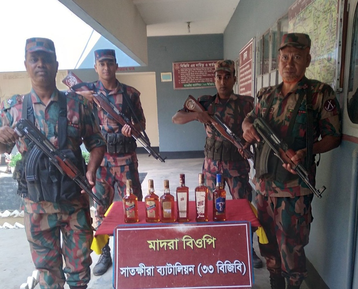 সাতক্ষীরা ও কলারোয়া সীমান্তে প্রায় আট লক্ষ টাকার ভারতীয় মালামাল জব্দ করেছে বিজিবি