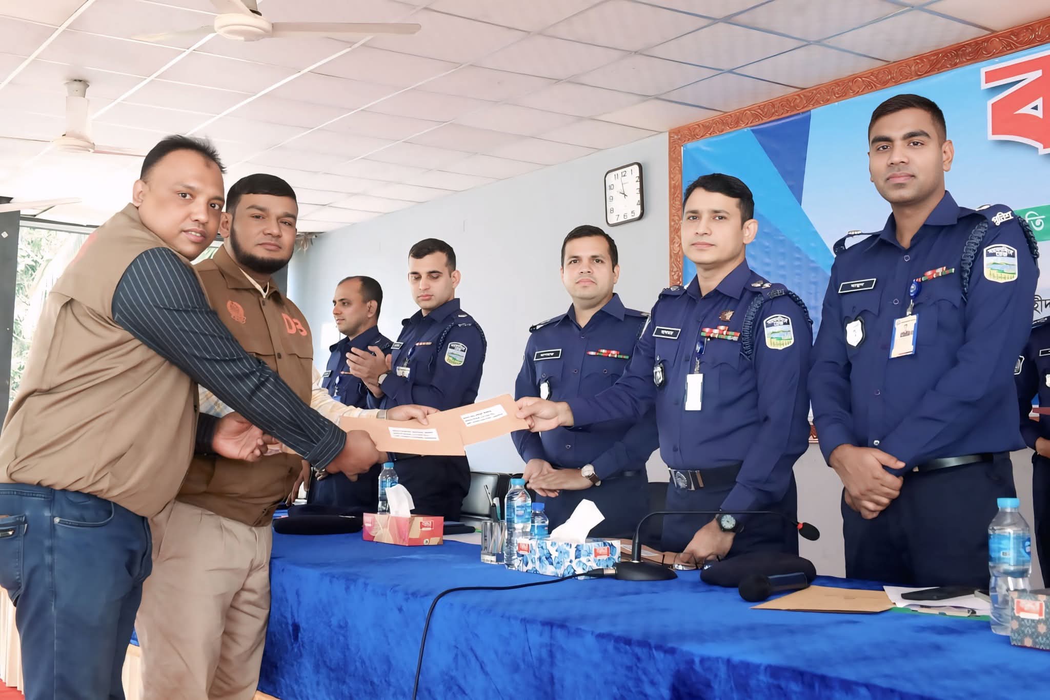 ময়মনসিংহে অক্টোবরের সার্বিক পারফরমেন্সে ডিবি পুলিশের দুই কর্মকর্তাকে সম্মাননা