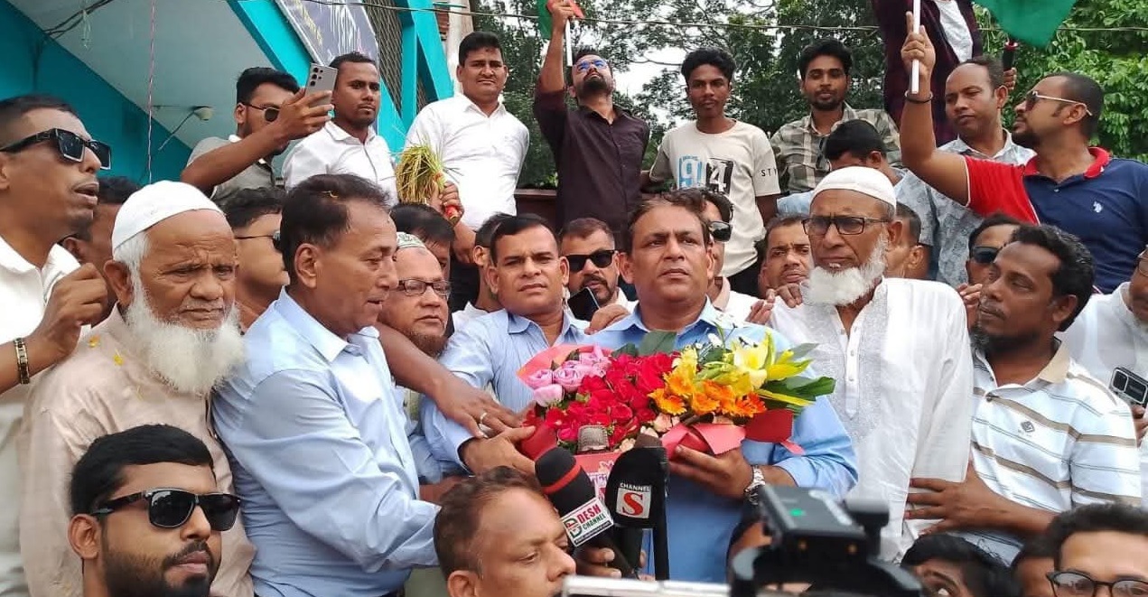 নিজ নির্বাচনী এলাকায় এসে হাজার হাজার নেতা-কর্মী ও সাধারণ জনতার ভালোবাসায় সিক্ত খোকন তালুকদার