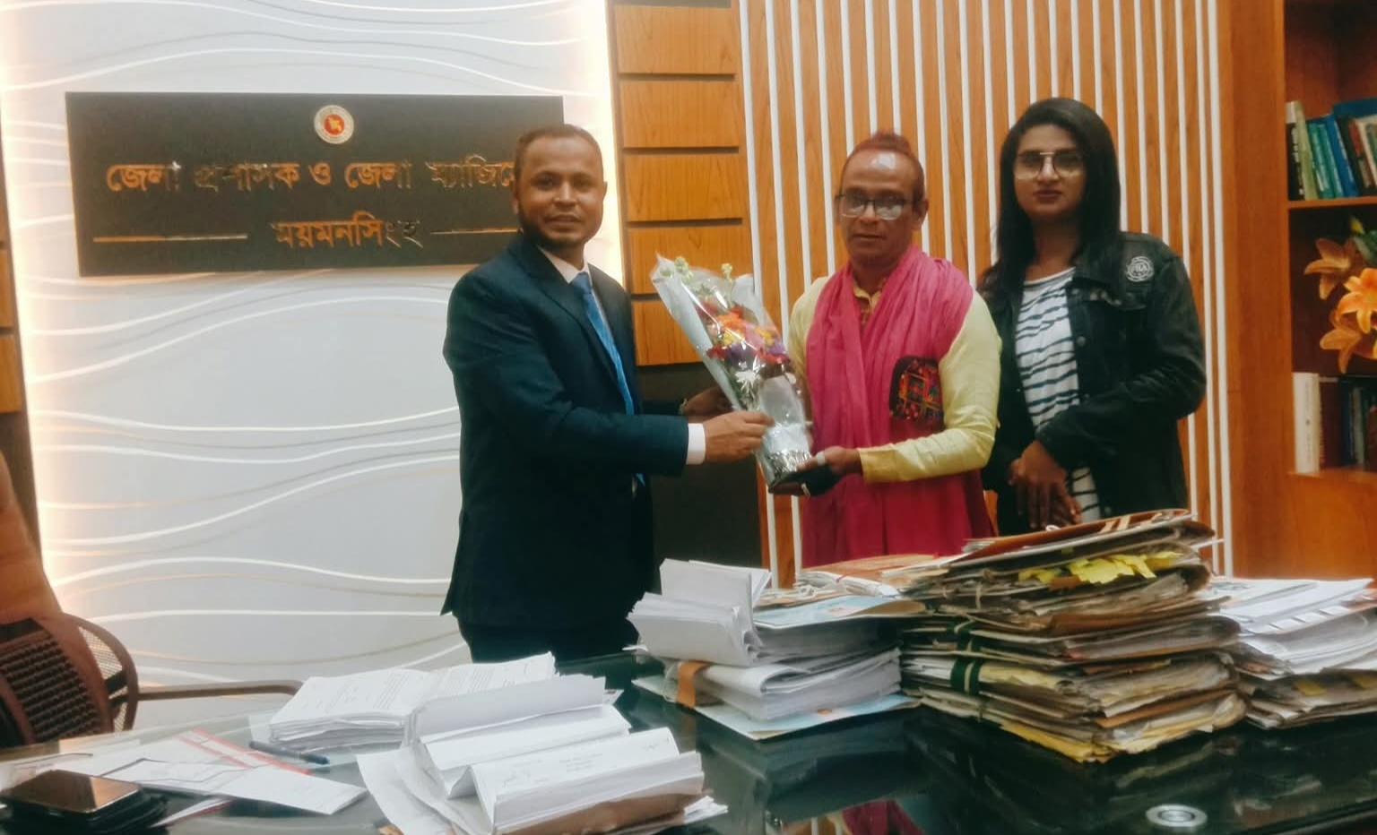 নবাগত জেলা প্রশাসককে আলোর পথে হিজড়া সমাজ কল্যাণ সংস্থার লাল গোলাপের শুভেচ্ছা