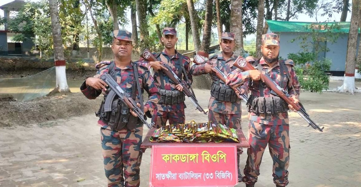 সাতক্ষীরা ও কলারোয়া সীমান্তে চোরাচালান করে সাড়ে নয় লক্ষাধিক টাকার মালামাল জব্দ করেছে বিজিবি