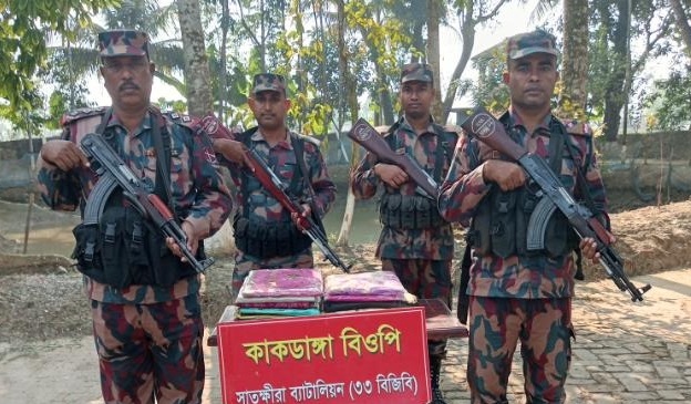 সাতক্ষীরা ও কলারোয়া সীমান্তে চোরাচালানী মালামাল জব্দ করেছে বিজিবি