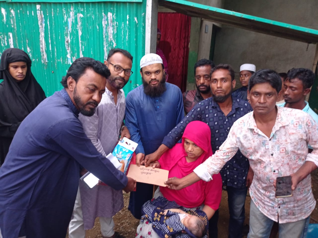 কুড়িয়ে পাওয়া নবজাতকের পাশে মধ্যনগর উপজেলা প্রেসক্লাব