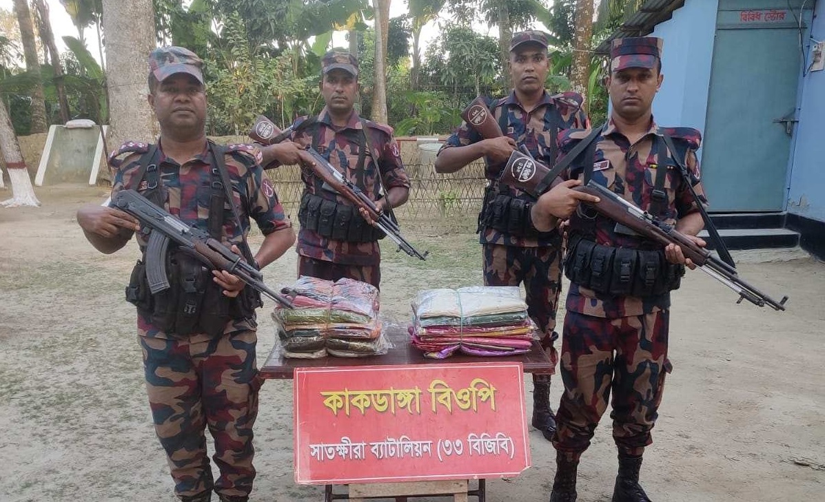 সাতক্ষীরা ও কলারোয়া সীমান্তে চোরাচালান বিরোধী বিশেষ অভিযানে চোরাচালানী মালামাল জব্দ