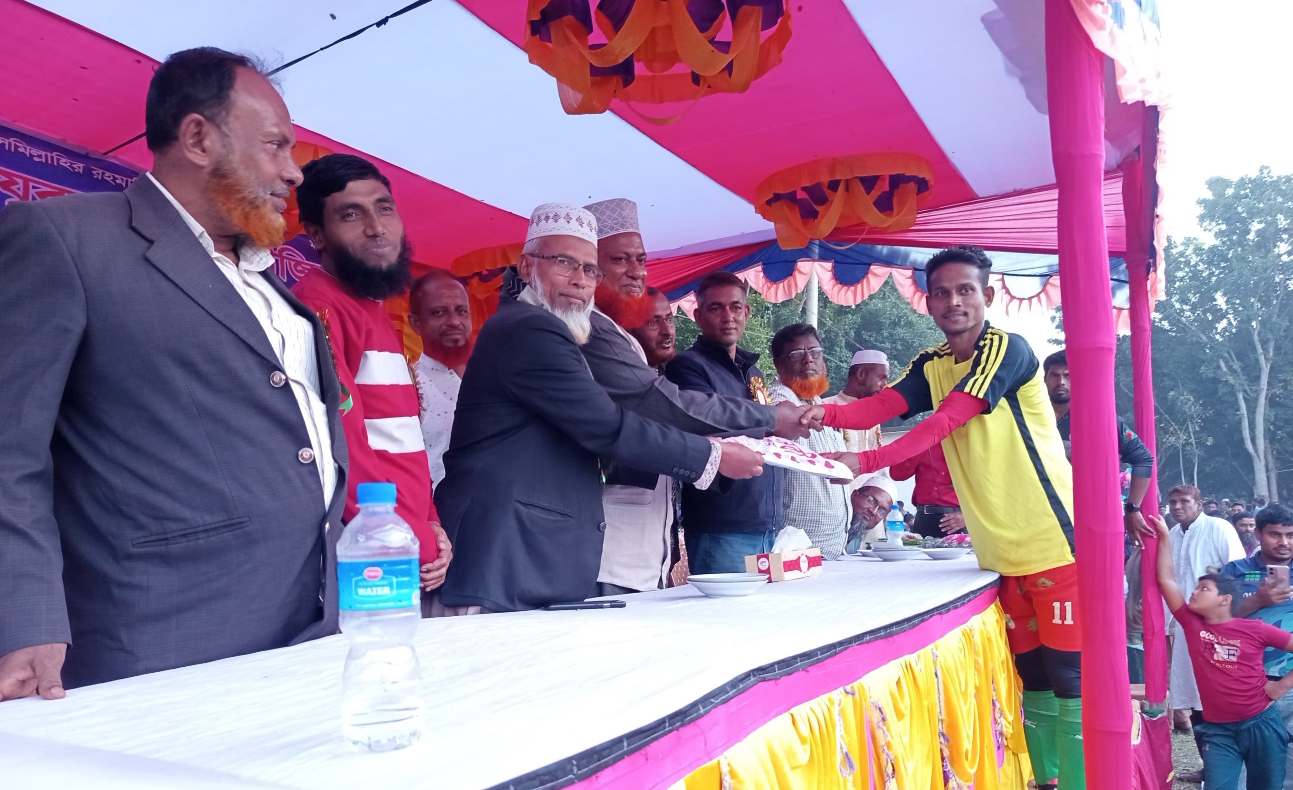 সাতক্ষীরার দেবহাটায় আট দলীয় ফুটবল টুর্নামেন্টের প্রথম সেমিফাইনাল খেলা অনুষ্ঠিত