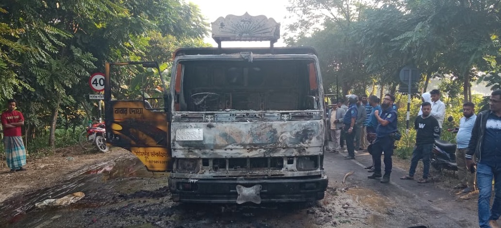 ভাঙ্গা-ঢাকা এক্সপ্রেসওয়ে অবরোধ চিনির ট্রাকে আগুন