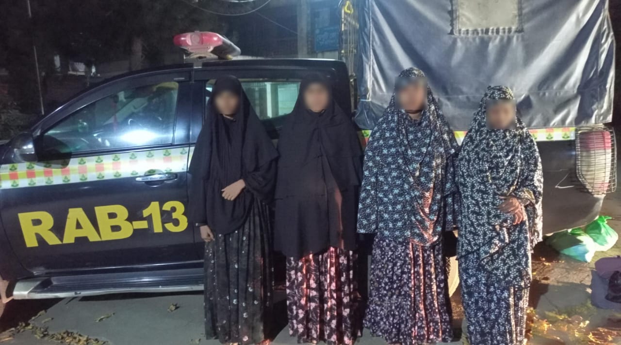 শরীরে বিশেষ কায়দায় ফেনসিডিল বহন; র‌্যাব-১৩ এর অভিযানে ২৪০ বোতল ফেনসিডিলসহ ৪ নারী গ্রেফতার