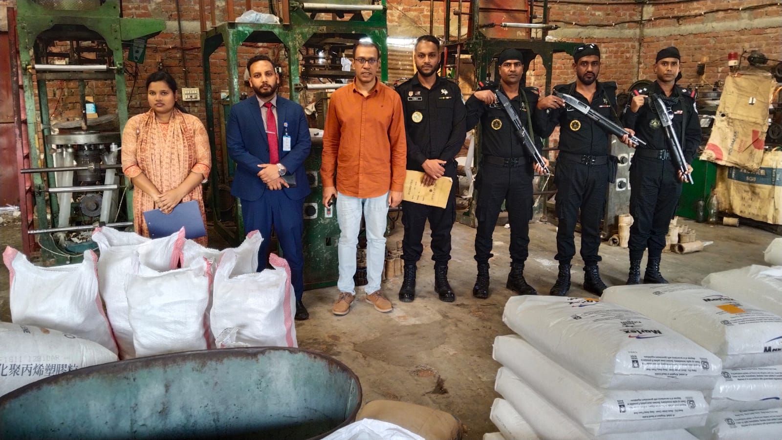 র‌্যাব–১৩, জেলা প্রশাসন ও পরিবেশ অধিদপ্তরের যৌথ অভিযানে পলিথিন কারখানা সিলগালা