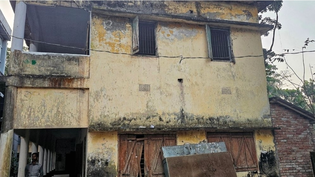 দুমকিতে ঝুঁকিপূর্ণ ভবনে চলছে পাঠদান, বড় দুর্ঘটনার আশঙ্কা