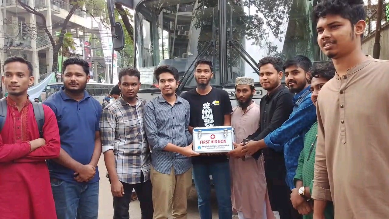 জবি ছাত্রবাসে প্রাথমিক চিকিৎসা সরঞ্জাম উপহার বিতরণ করল জবি শিবির