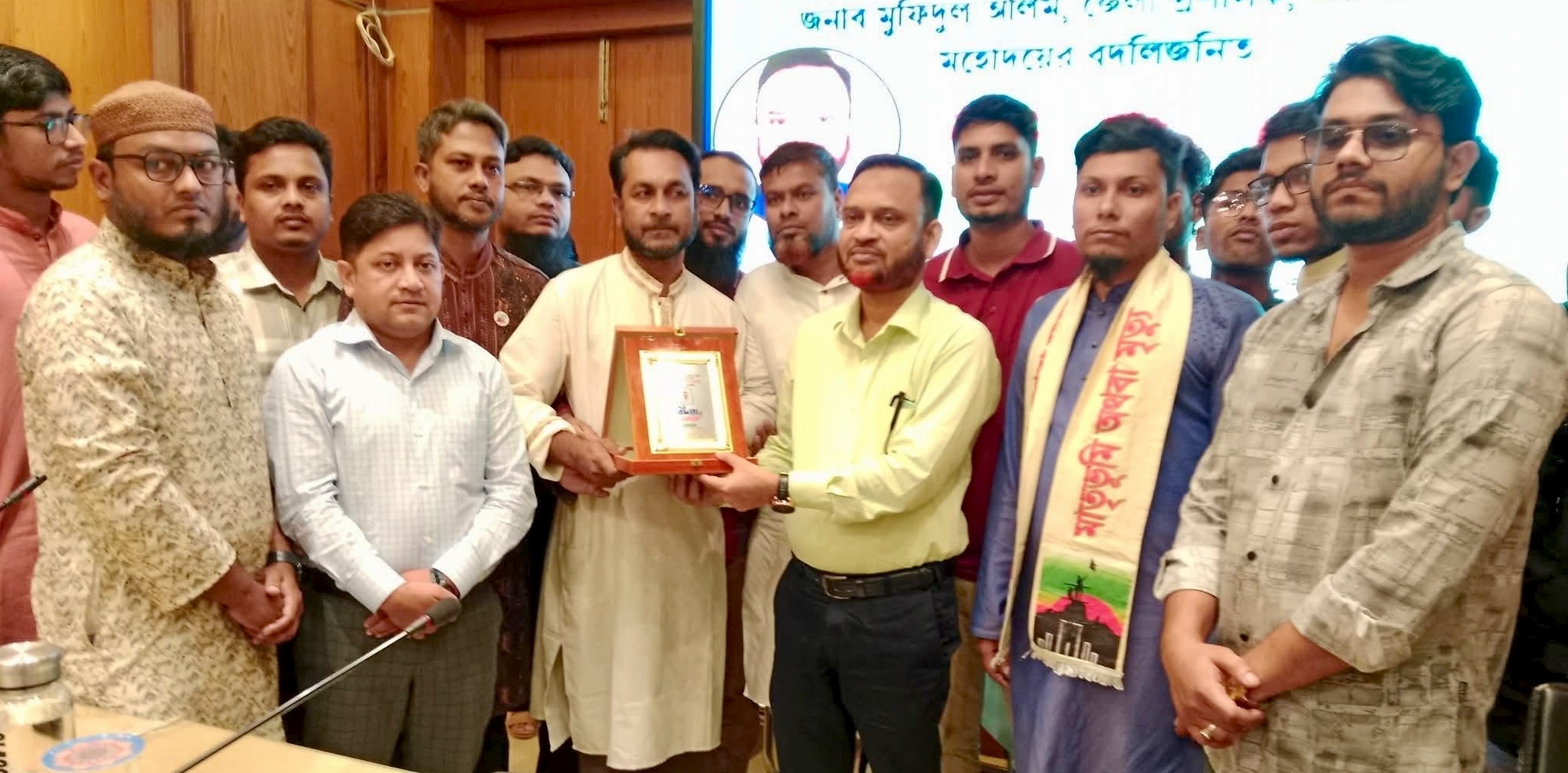 ময়মনসিংহে জেলা প্রশাসক মুফিদুল আলমকে শহিদ পরিবার ও আহত মুক্তিযোদ্ধাদের বিদায় সংবর্ধনা