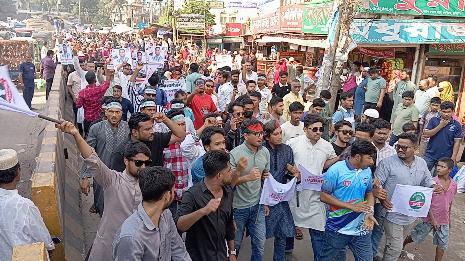 কুমিল্লা-৪ আসনে এনসিপি প্রার্থী হাসনাত আবদুল্লাহর সমর্থকদের আনন্দ মিছিল