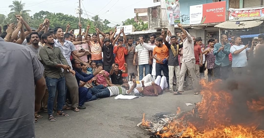 ফরিদগঞ্জে মনোনয়ন ব’ঞ্চিত হান্নান সমর্থকদের সড়ক অ/ব/রো/ধ