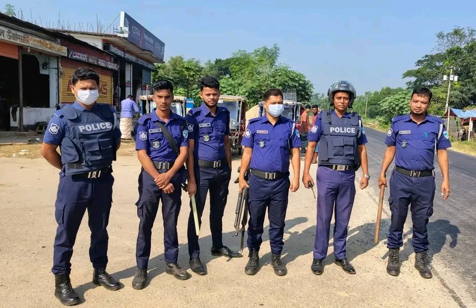 দেবিদ্বারে সড়কে নিরাপত্তা নিশ্চিতে পুলিশের কঠোর তল্লাশি অভিযান