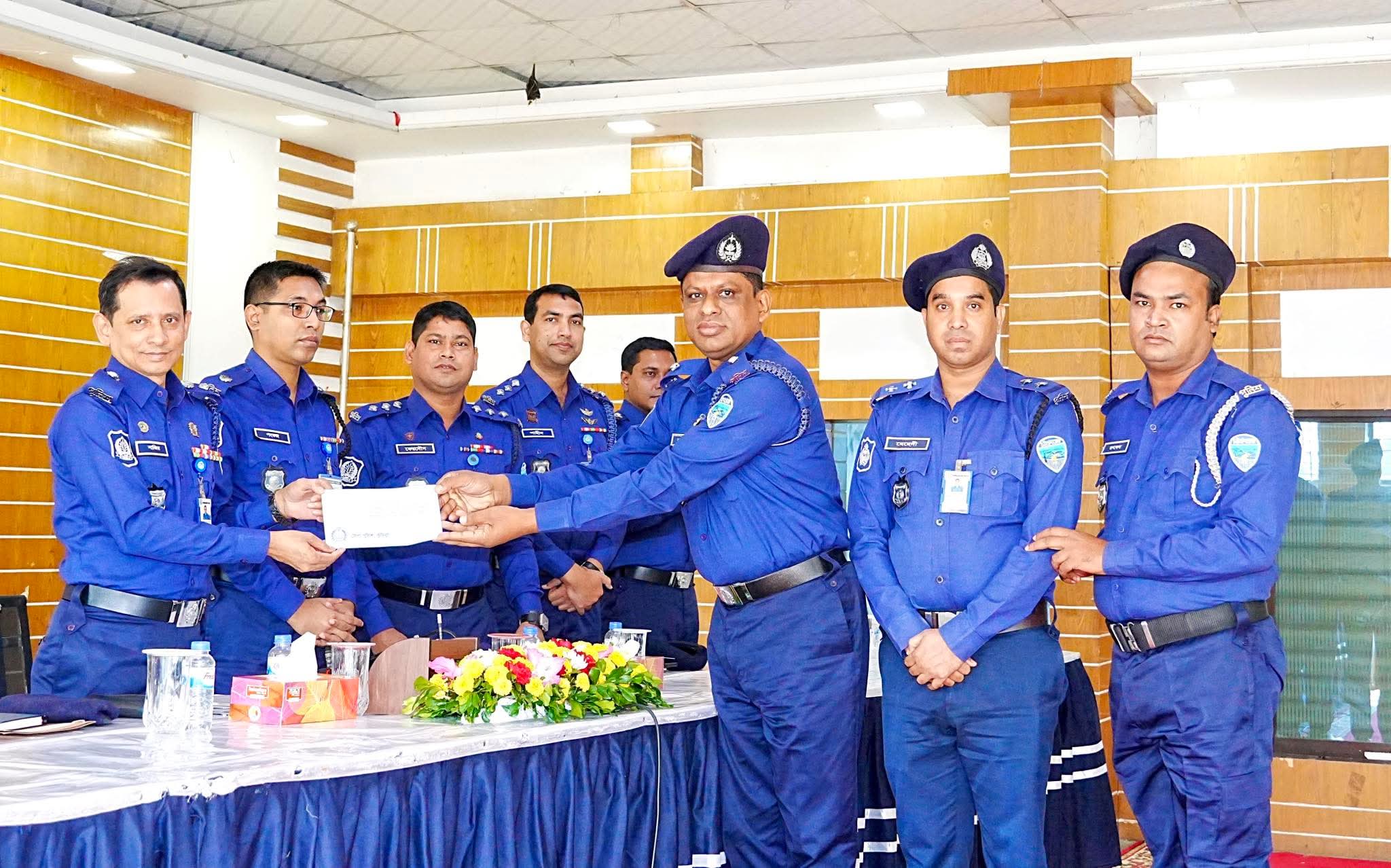 কুমিল্লা জেলা পুলিশের মাসিক কল্যাণ সভায় পুরস্কার গ্রহণ করেন (ওসি) সাজেদুল ইসলাম