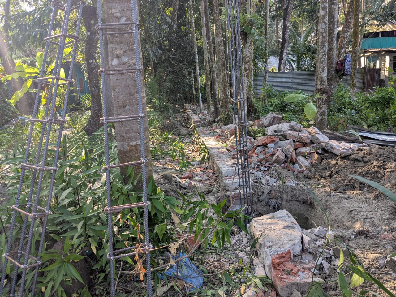 বাকেরগঞ্জে আদালতের আদেশ অমান্য করে জমি দখল করে বাউন্ডারি নির্মাণ! মিথ্যে মামলায় সংখ্যালঘু পরিবার বাড়ি ঘর ছাড়া