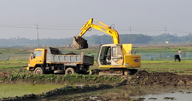 বাকেরগঞ্জের কলসকাঠীতে ফসলি জমির মাটি কেটে ইট ভাটায়, হুমকির মুখে কৃষি!