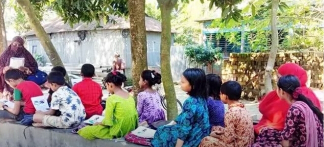 কুড়িগ্রামে স্কুলে যাওয়ার পথ বন্ধ, গাছতলায় পাঠদান