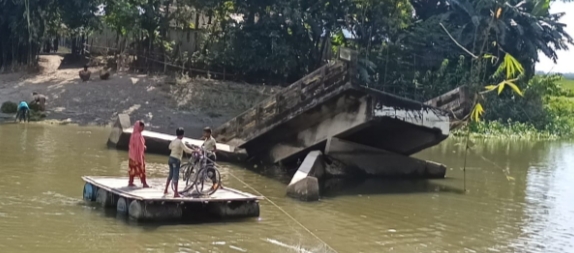 ফুলবাড়ীতে অনিয়মে ধসে যাওয়া সেতুতে সাত বছর ধরে ভোগান্তি স্থানীয়দের