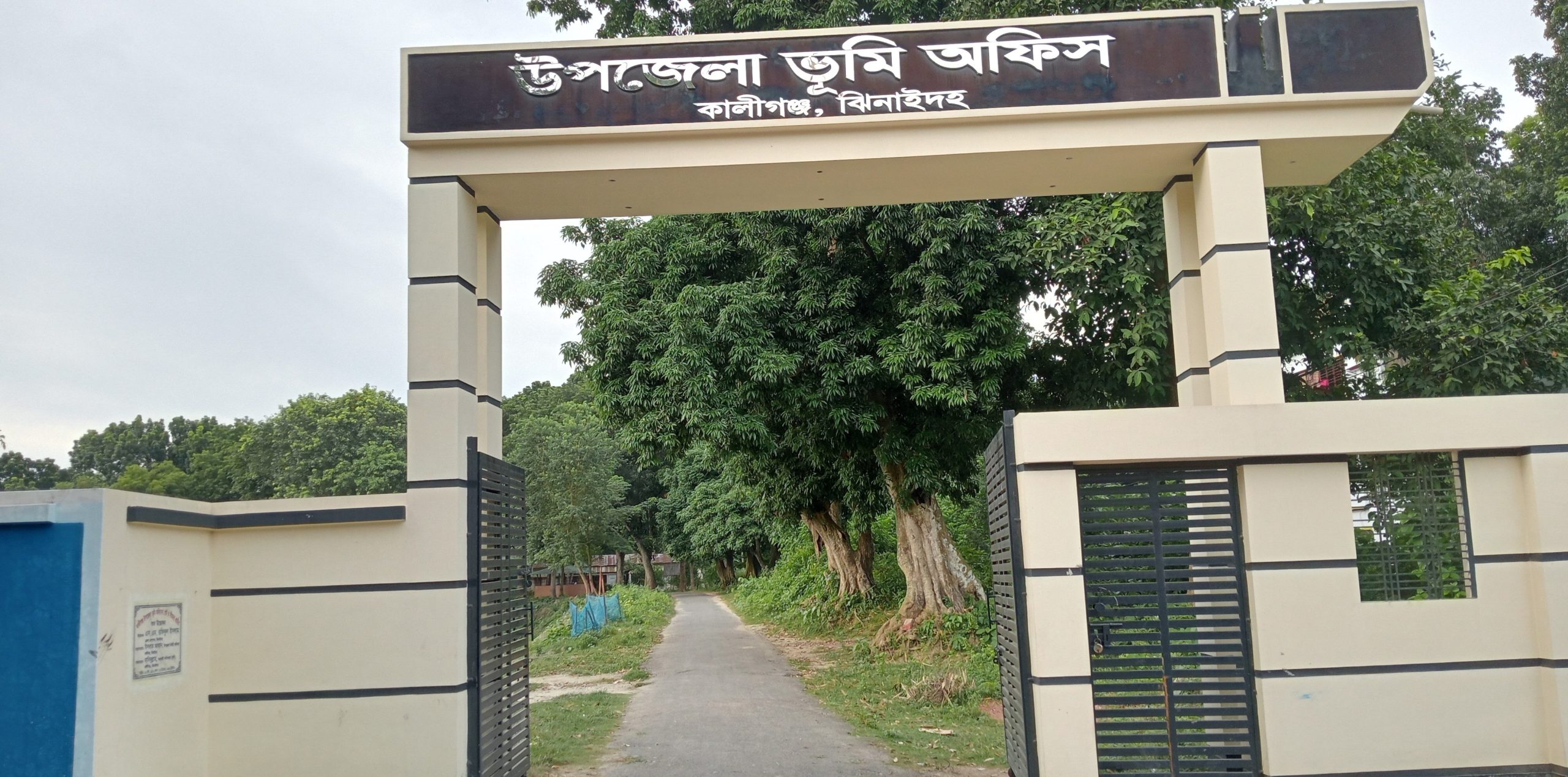 কালীগঞ্জ ভূমি অফিসের জানালা ভেঙ্গে ৩ লাখ টাকা চুরি