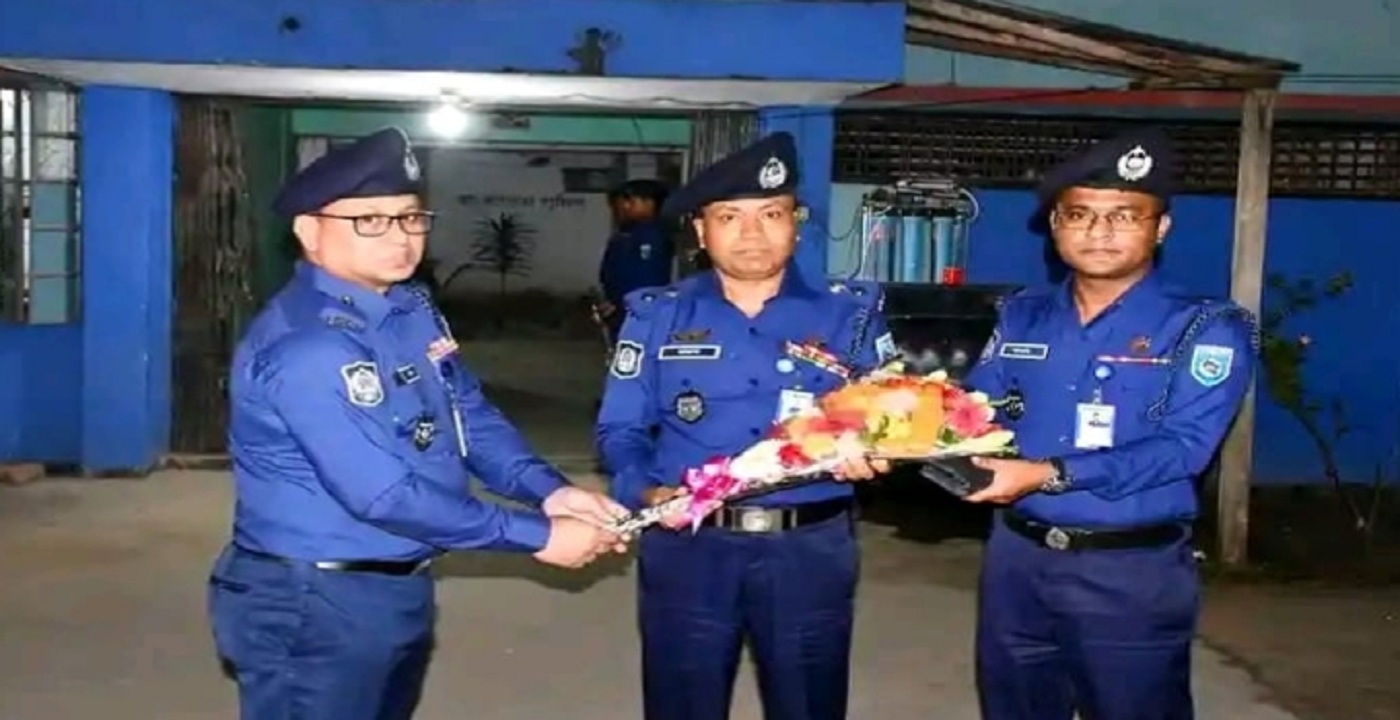 বীরগঞ্জ ও খানসামা থানায় পুলিশ সুপারের বার্ষিক পরিদর্শন সম্পন্ন