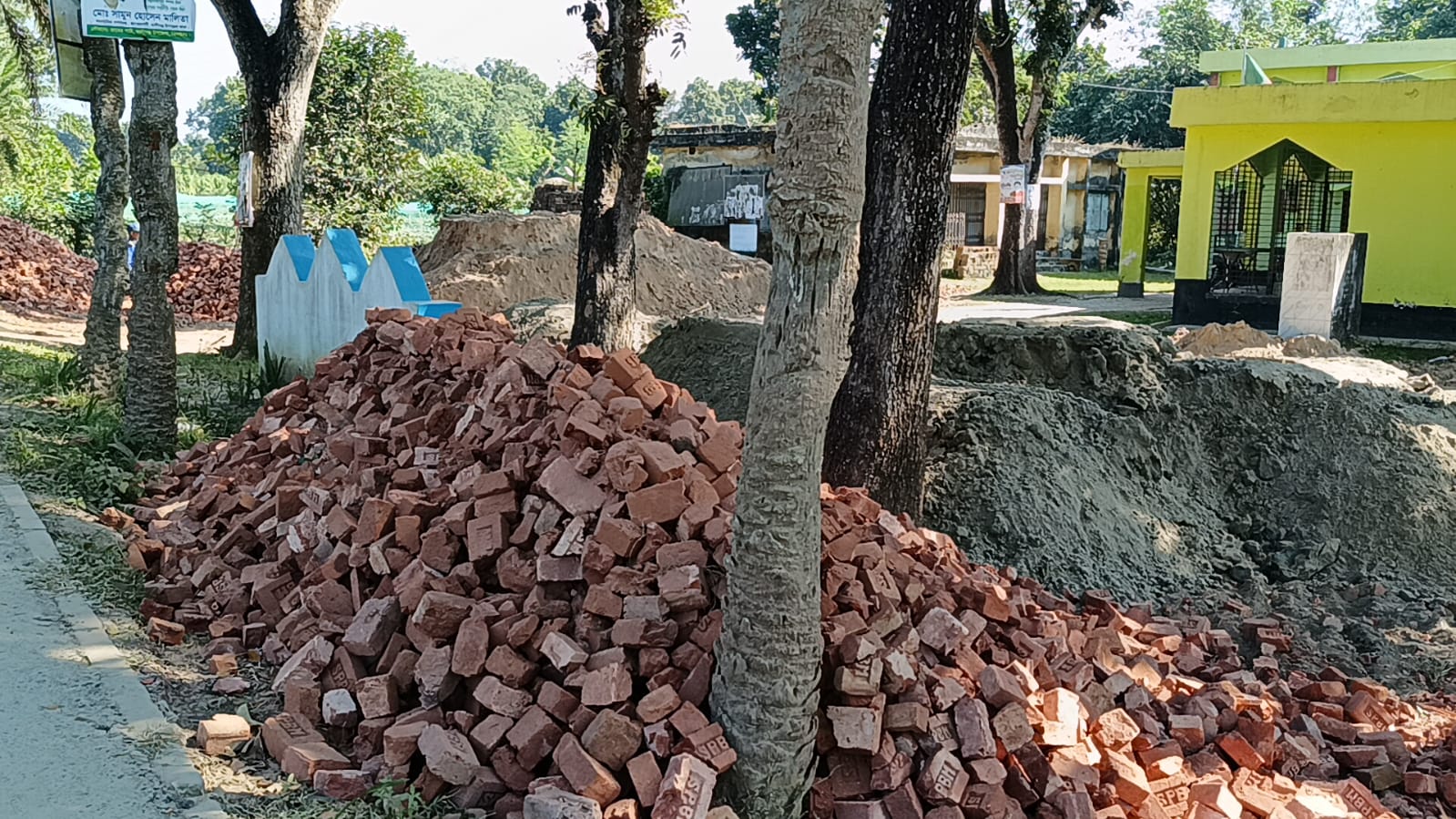 কালীগঞ্জে এলজিইডি’র সড়ক নির্মাণে অতি নিম্নমানের সামগ্রী দিয়ে কাজ করা হচ্ছে
