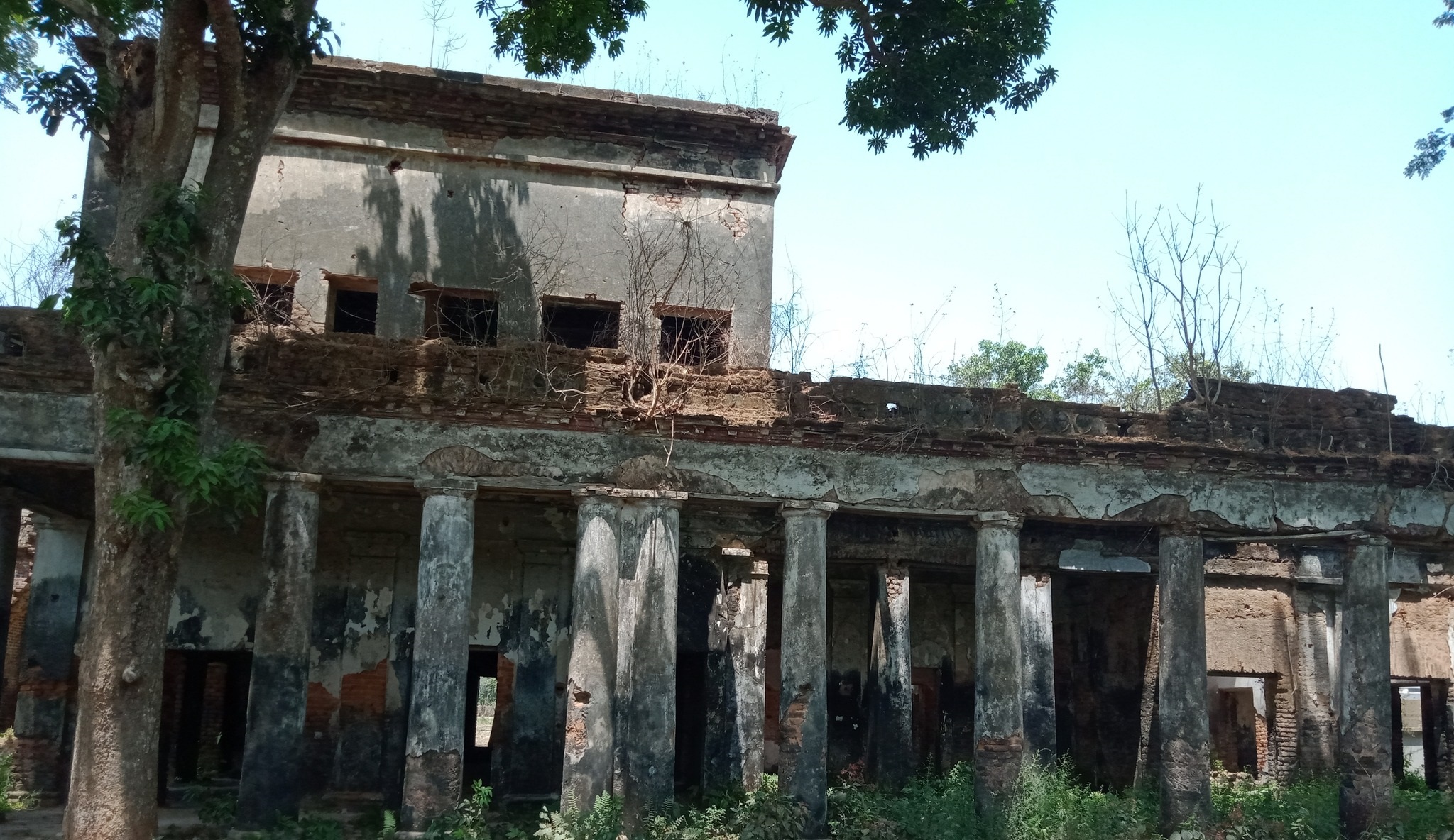 অযত্নে অবহেলায় খালিশপুরে স্মৃতি বিজড়িত নীল কুঠিবাড়ি ধংসের প্রান্তে